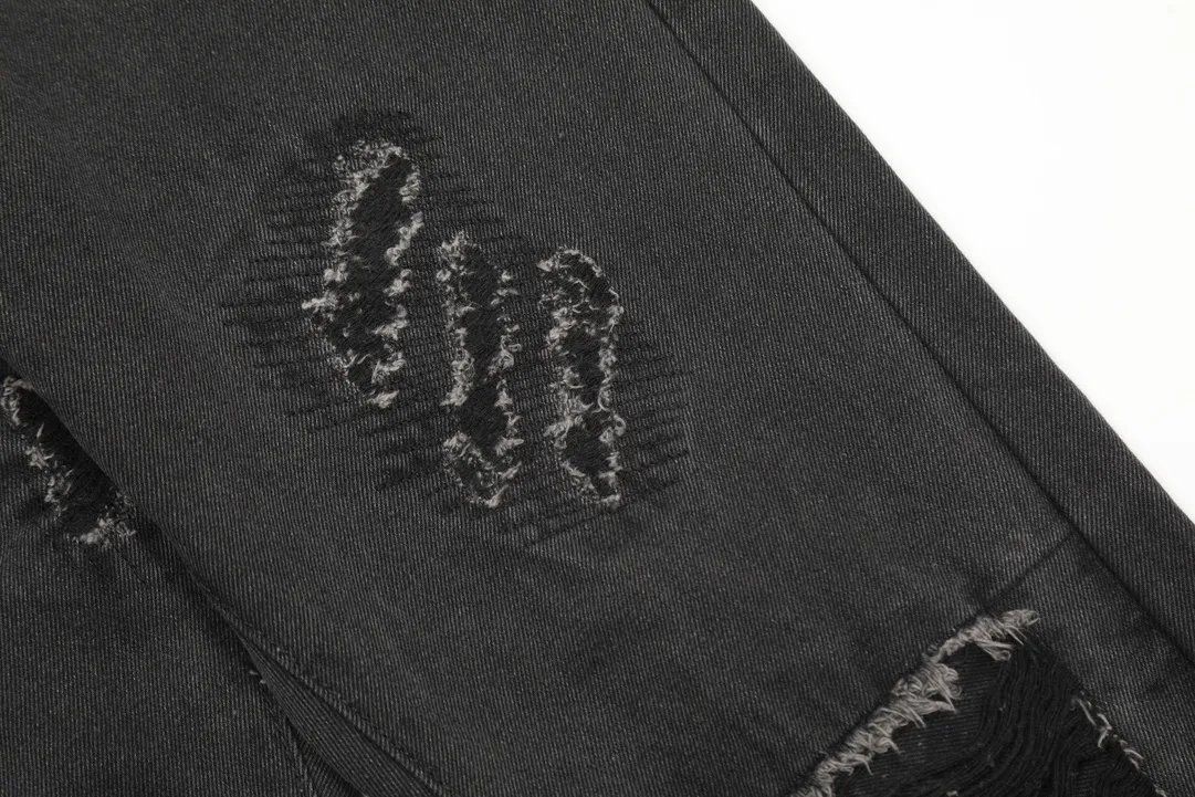 #8020 P246💰 GALLERY DEPT. Skull hand-stitched distressed distressed jeans - Original purchased and patterned to truly restore the ultimate vintage texture - Original hardware accessories, washed and other elevators, QR code analysis are all purchased from the original factory, high degree of restoration, you are welcome to compare with a certain product~ - Three-dimensional version Loose and comfortable, not picky about the figure, tall and slim, factory Seiko, original factory quality control, same style for men and women, can be matched with couples, versatile recommendation Essential jeans for all seasons Color: Distressed Black Size: S-XXL (28-36)